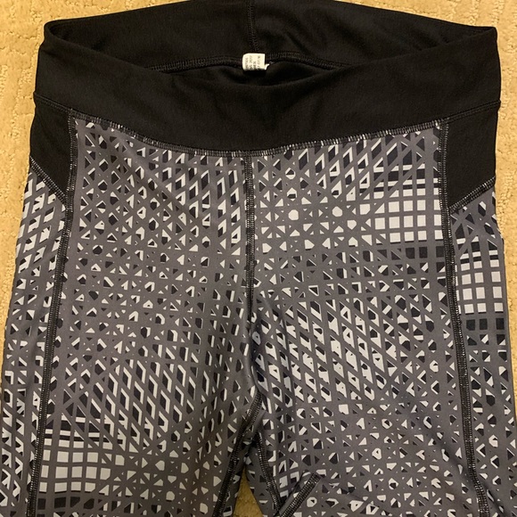 EUC🏃‍♀️Under Armour Capri Leggings - Picture 4 of 6